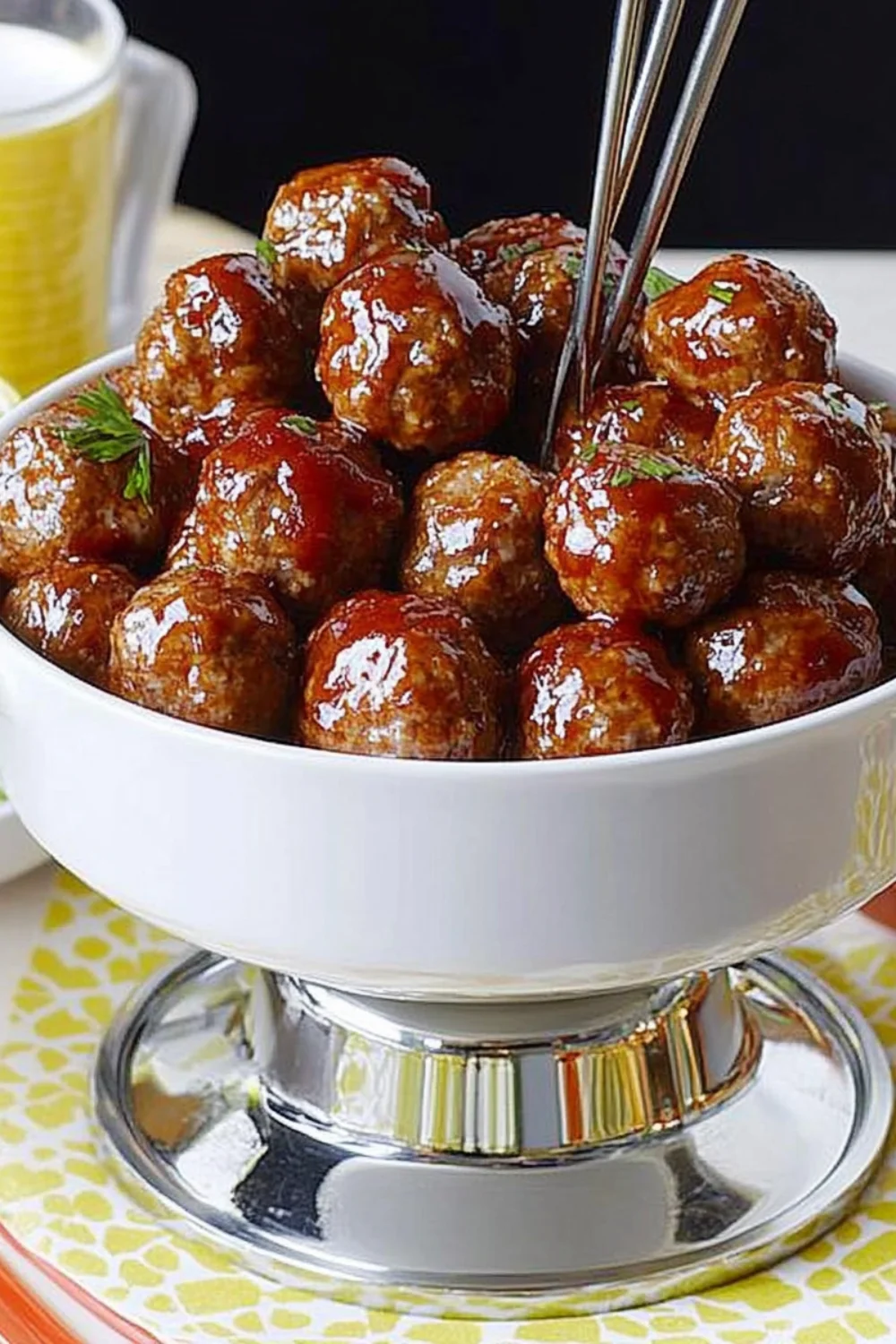 Eine Schüssel mit vielen leckeren, saftigen Fleischbällchen, die in einer süßen und würzigen Sauce überzogen sind.