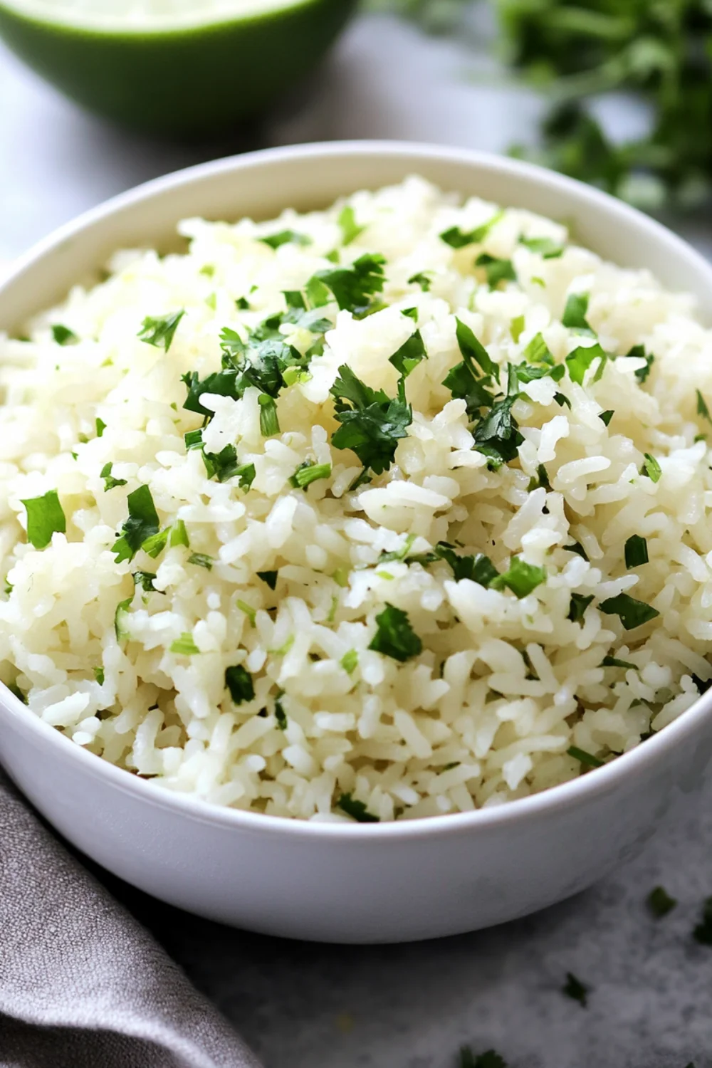 Frischer Reis mit Limette und Koriander in einer Schale, verfeinert mit Kräutern.