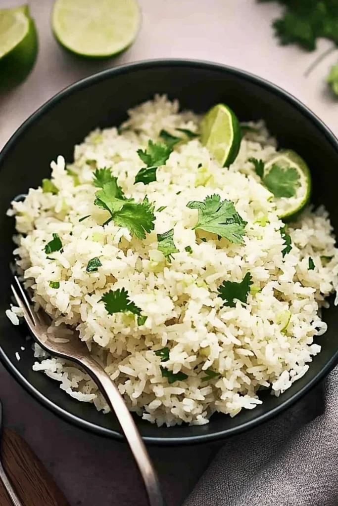 Frischer Reis mit Limette und Koriander in einer Schale, verfeinert mit Kräutern.