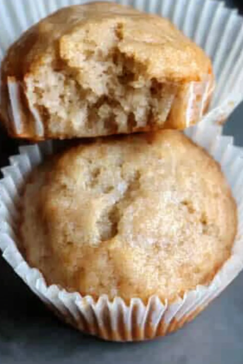 Saftige und fluffige Bananenbrot-Muffins mit einer weichen, lockeren Textur, in einem Papierförmchen.