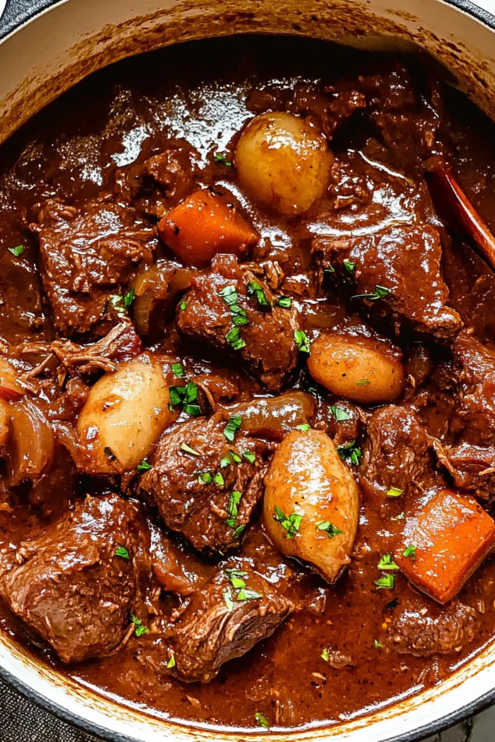 „Beef Bourguignon – Zartes Rindfleisch in einer reichhaltigen Rotweinsoße mit Kartoffeln und Karotten.“